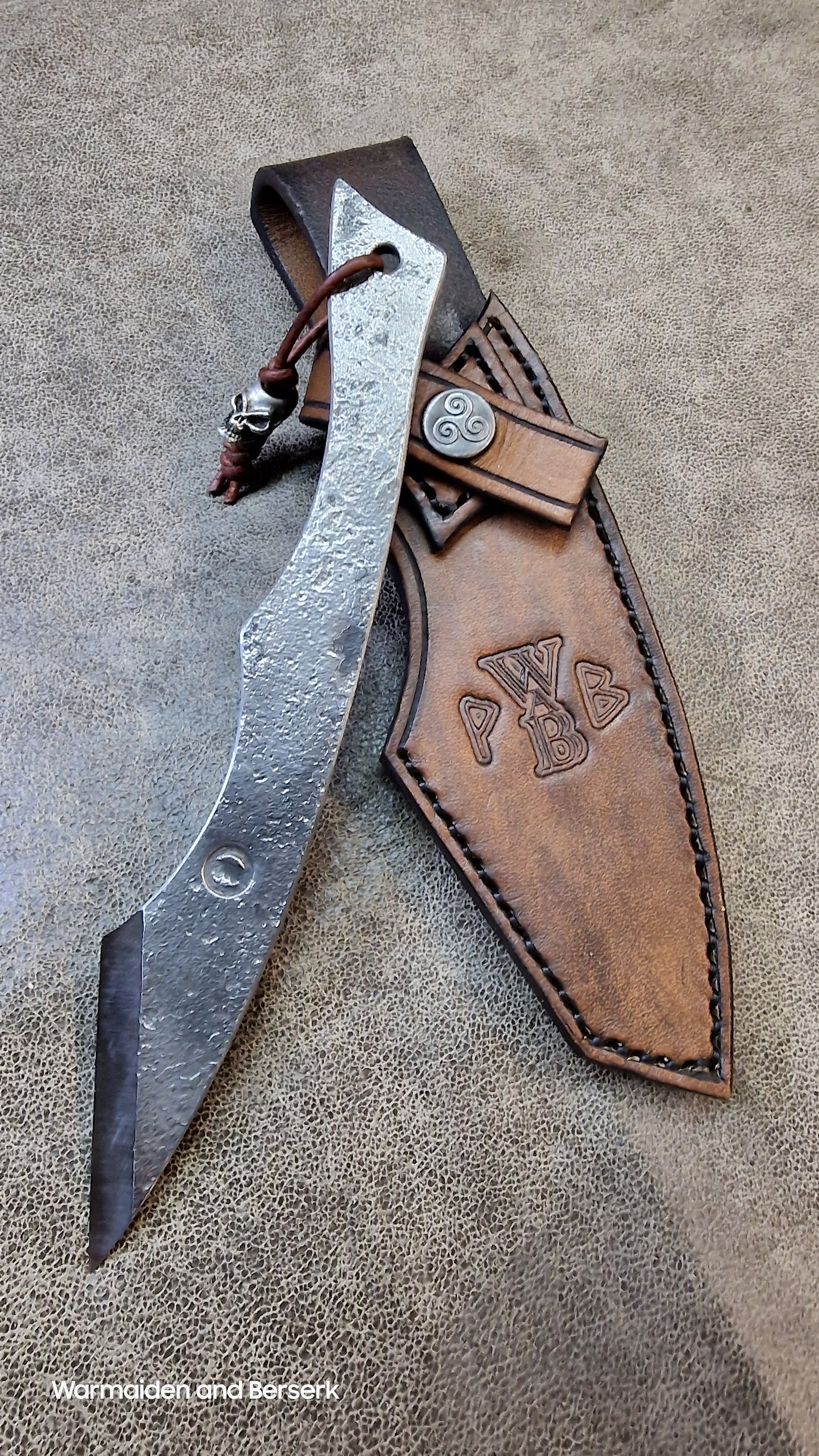 Hand-forged Kiridashi made of high-quality EC80 case hardened steel and razor sharp