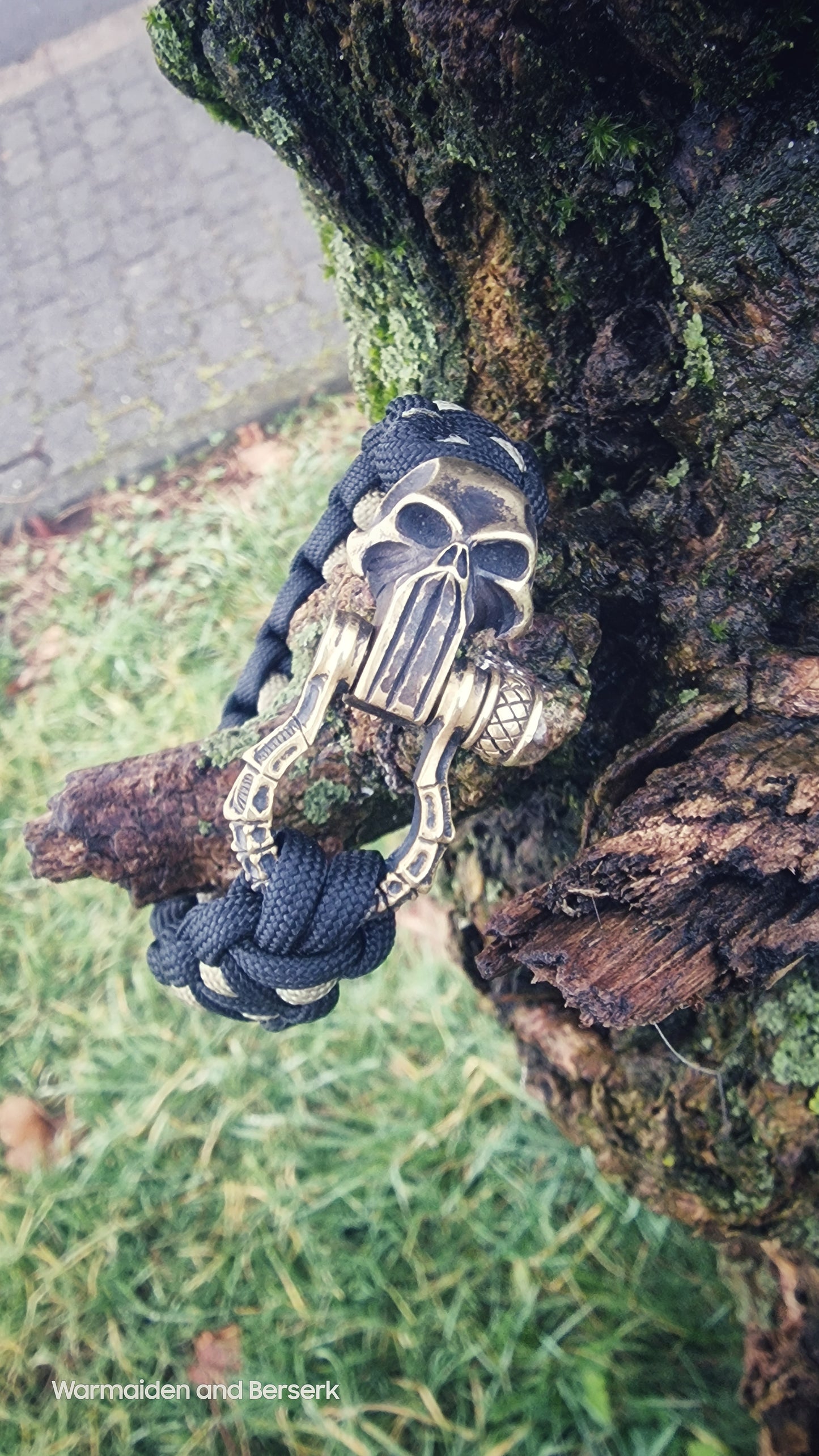 Paracord bracelet with high-quality Punisher skull clasp