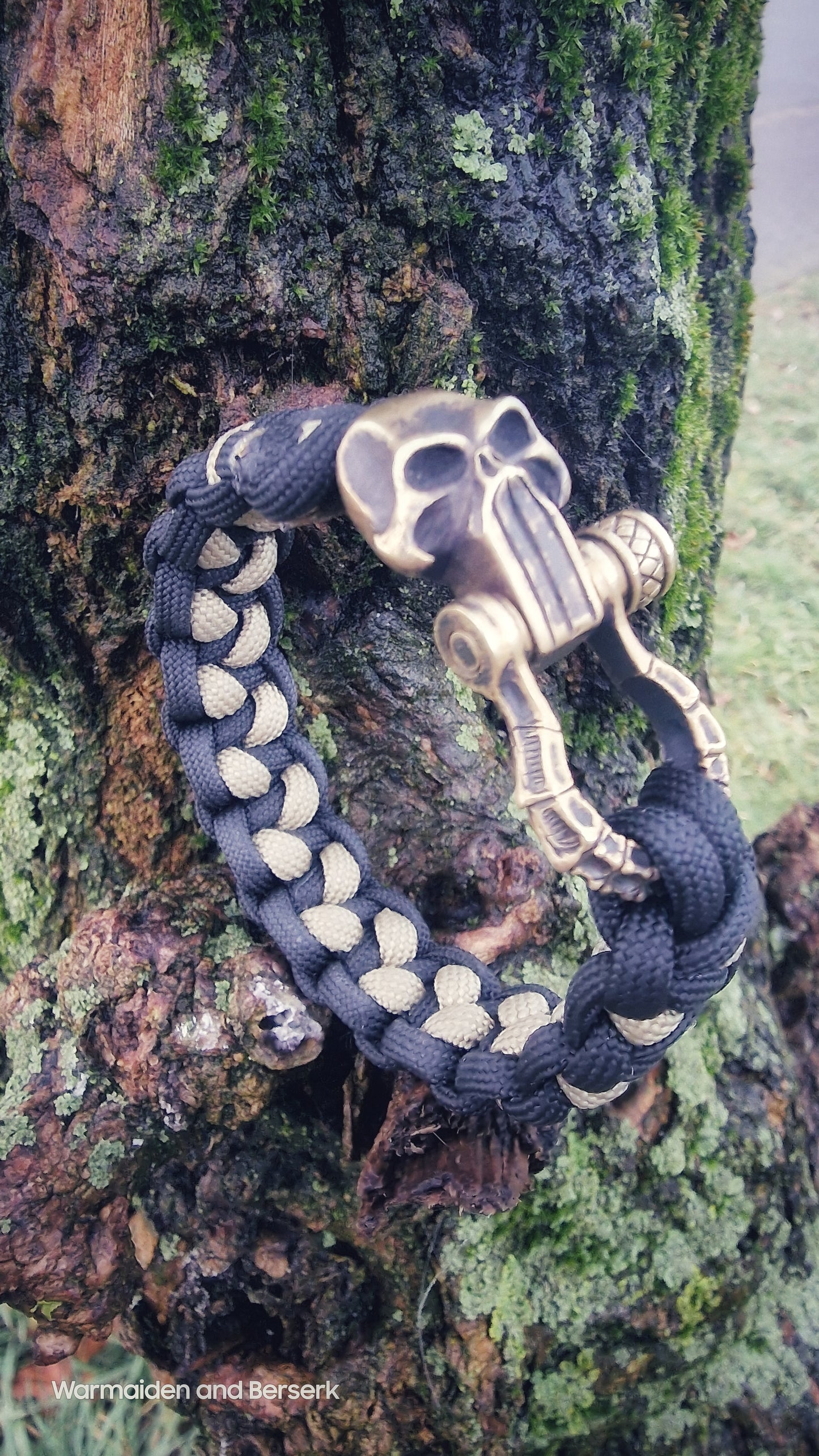 Paracord bracelet with high-quality Punisher skull clasp