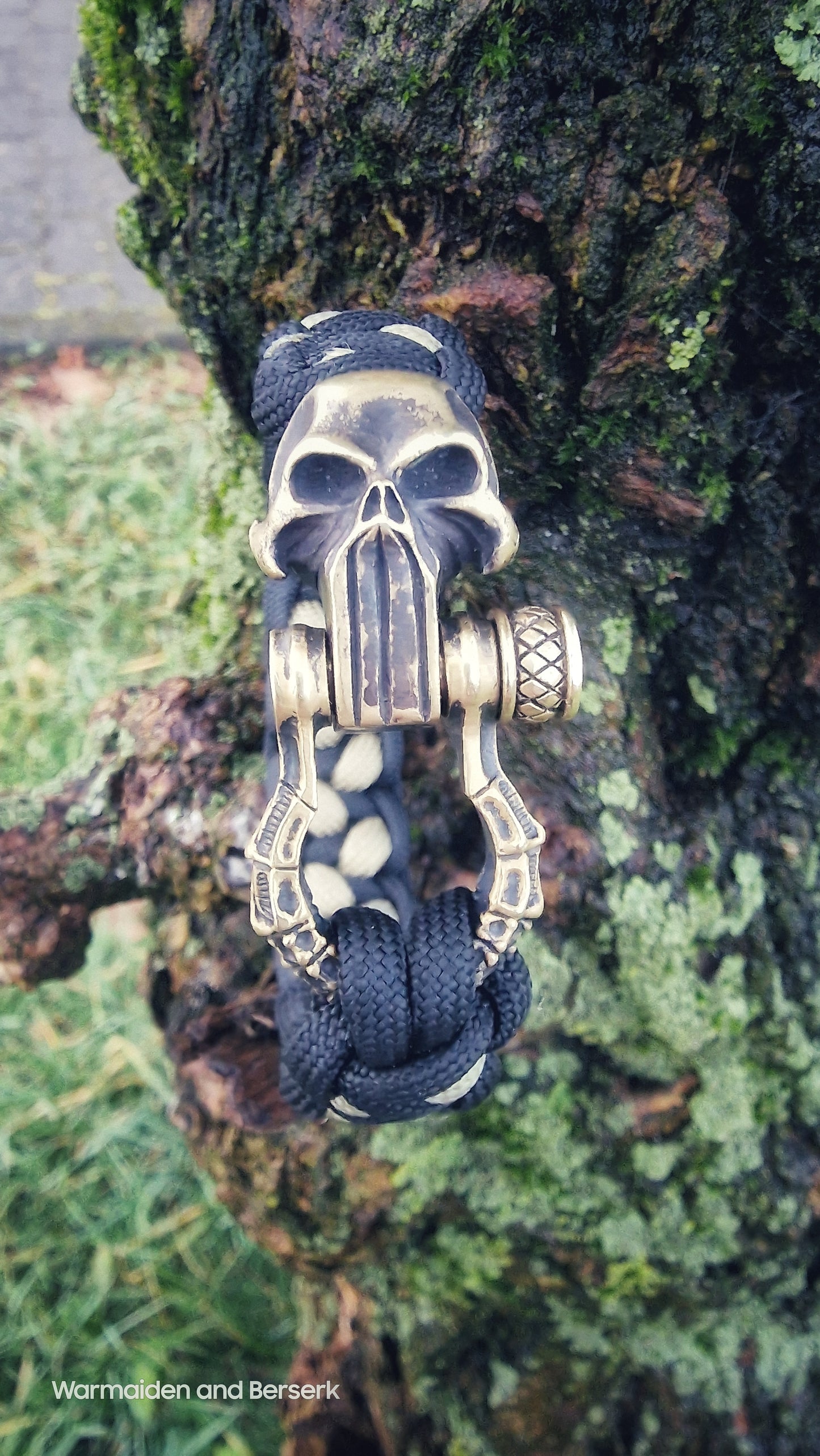 Paracord bracelet with high-quality Punisher skull clasp