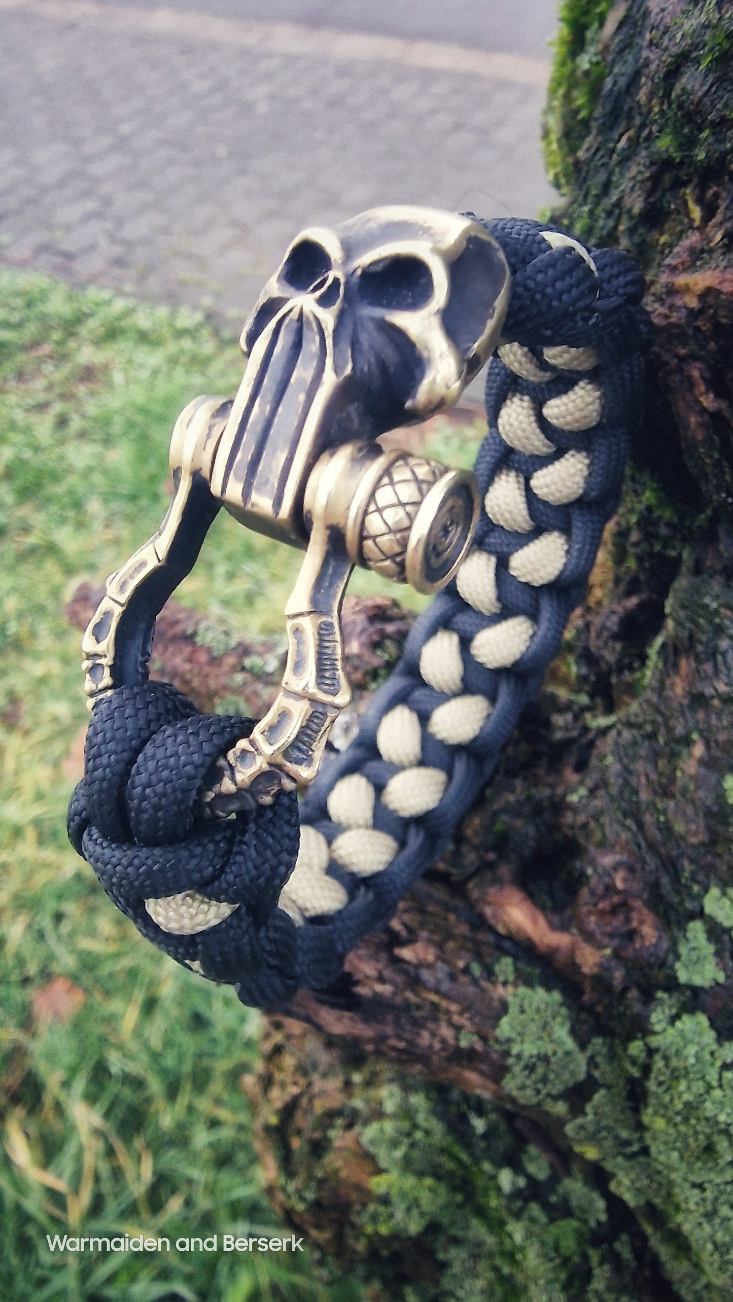 Paracord bracelet with high-quality Punisher skull clasp