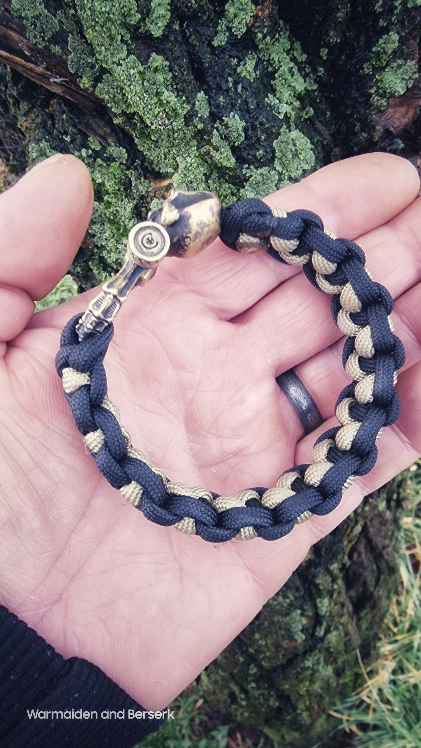 Paracord bracelet with high-quality Punisher skull clasp