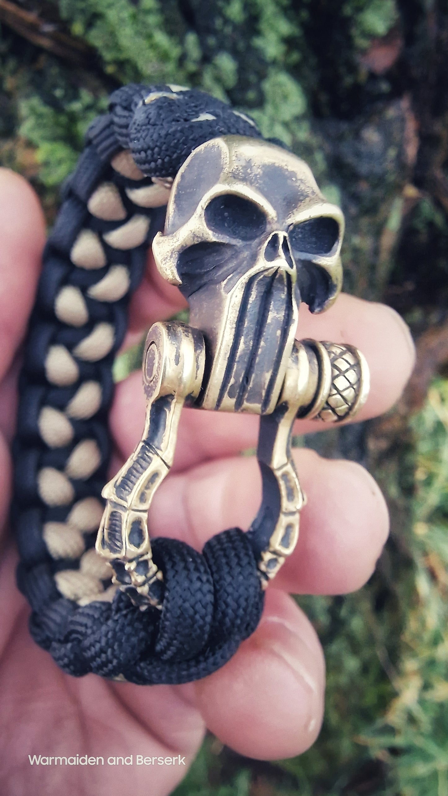 Paracord bracelet with high-quality Punisher skull clasp