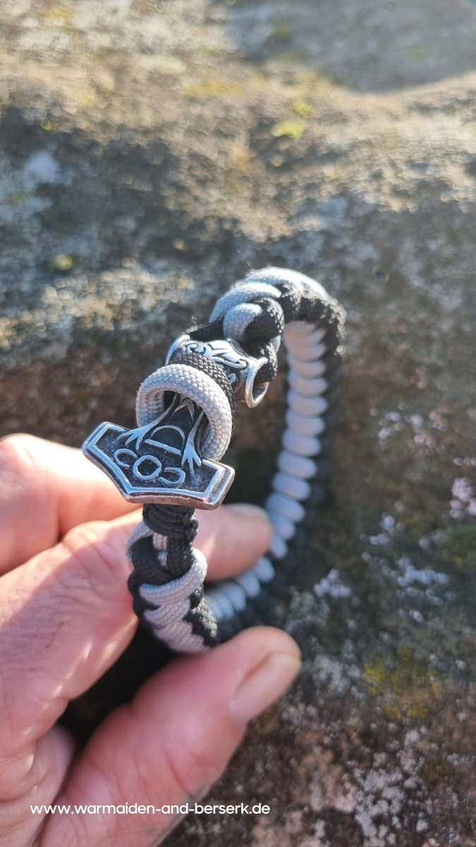 Schwarzgraues Bootlace Knot Paracord Armband mit Mjölnir Verschluss