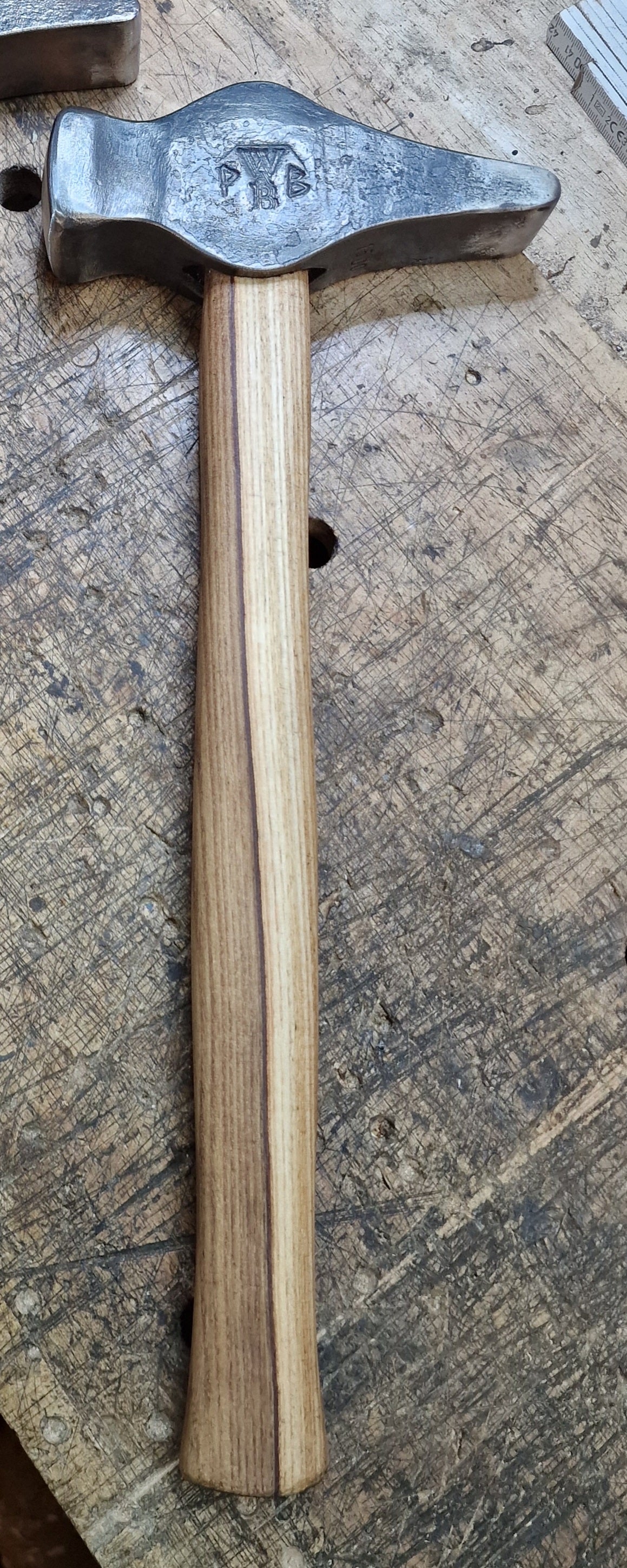 Hand-forged Swedish blacksmith hammer made of C45 carbon steel