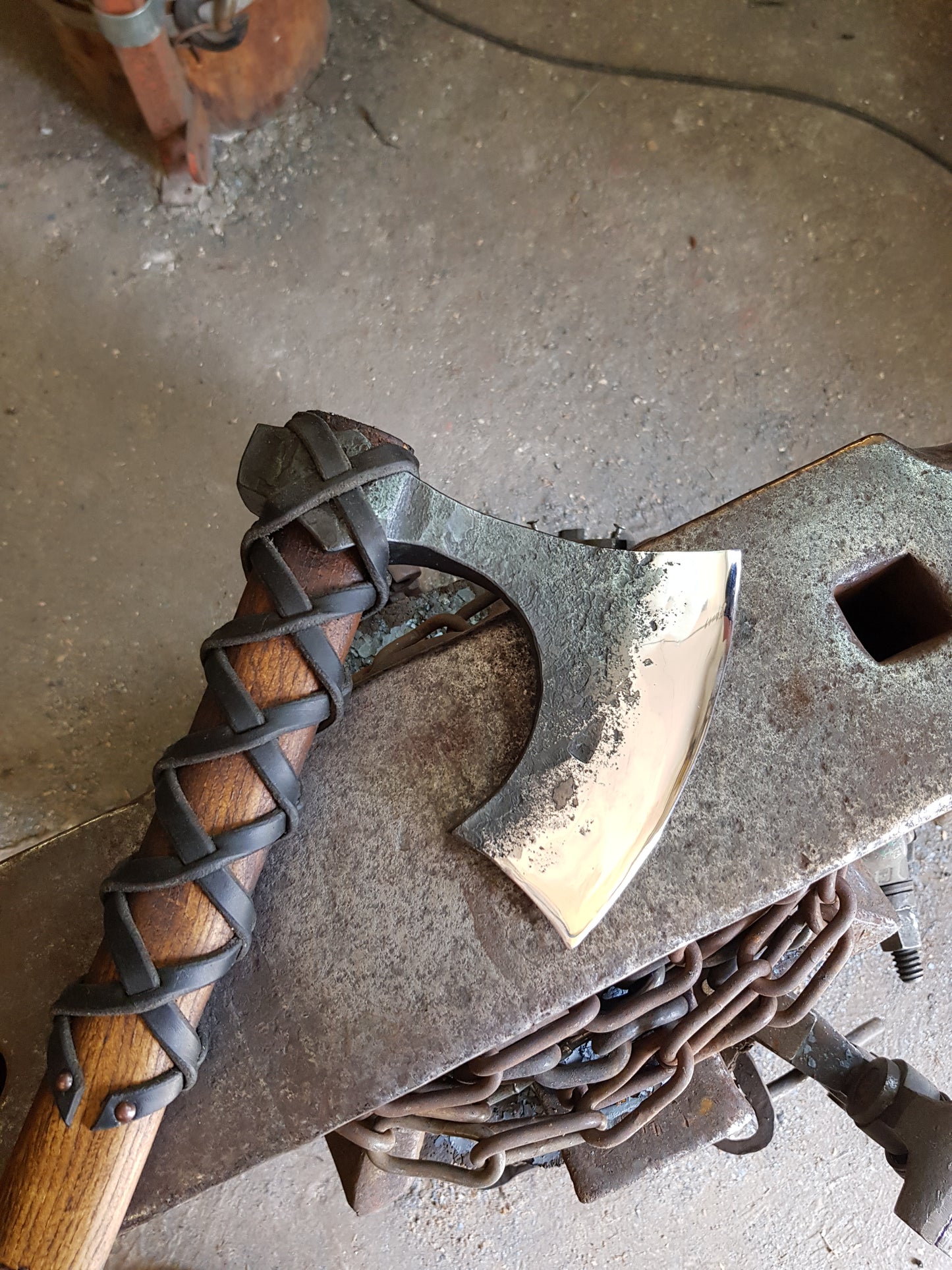 Handgeschmiedete Fantasy Wikinger Bartaxt aus Karbonstahl, mit geschwungenem Schaft und Ledergriff