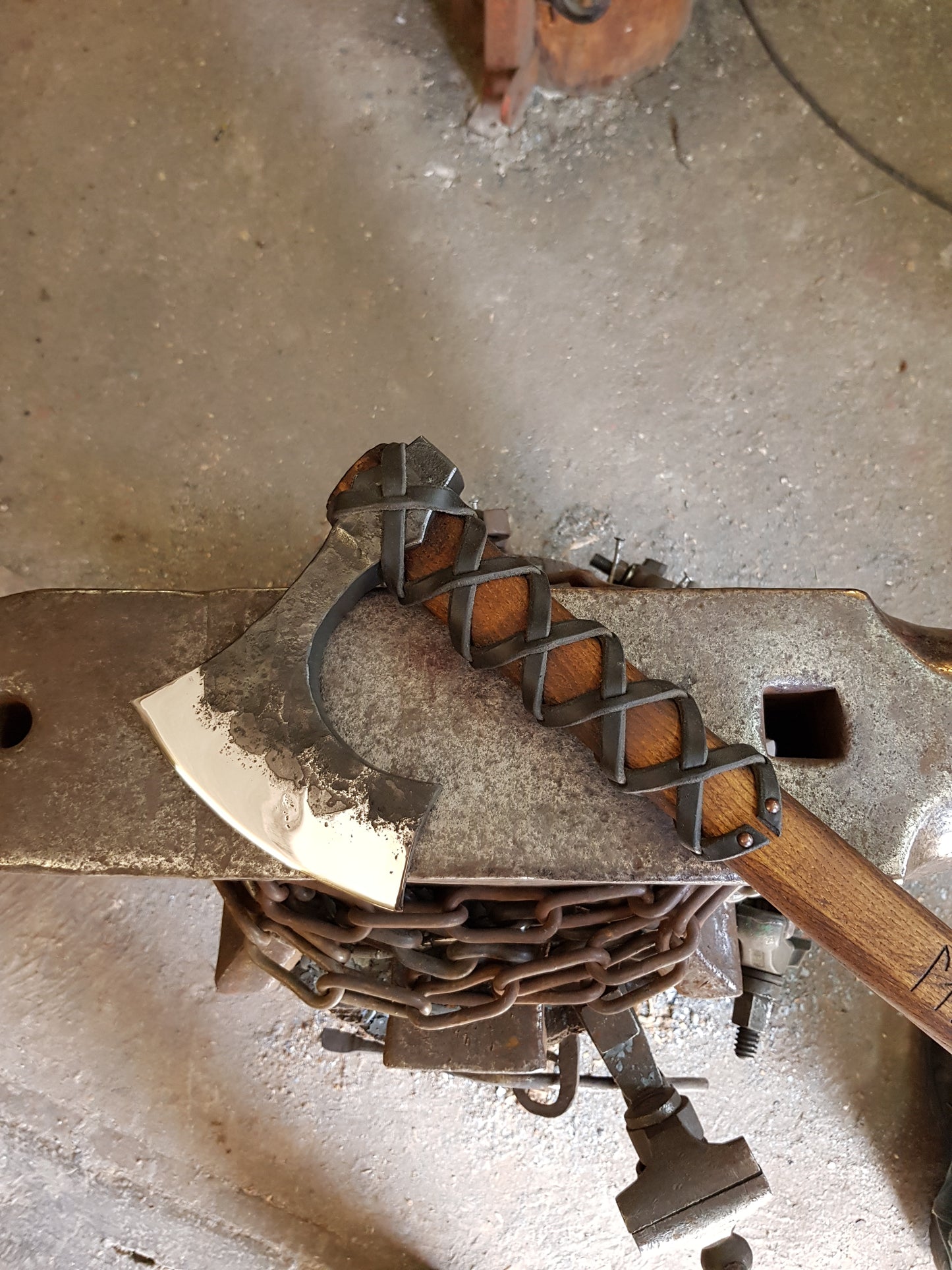 Handgeschmiedete Fantasy Wikinger Bartaxt aus Karbonstahl, mit geschwungenem Schaft und Ledergriff