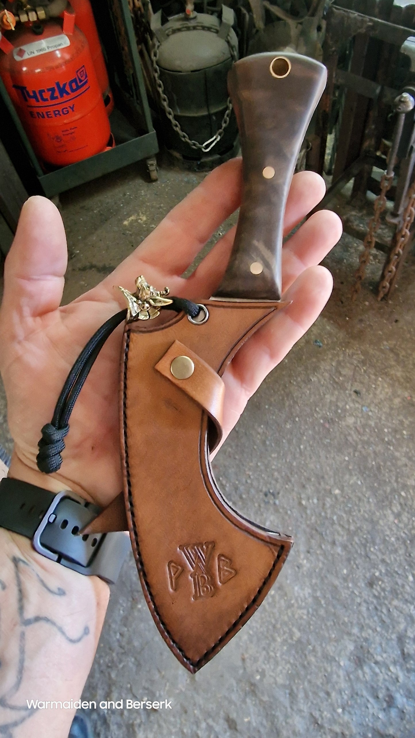 Hand-forged small knife in Chepesh form made of carbon steel with robust leather sheath