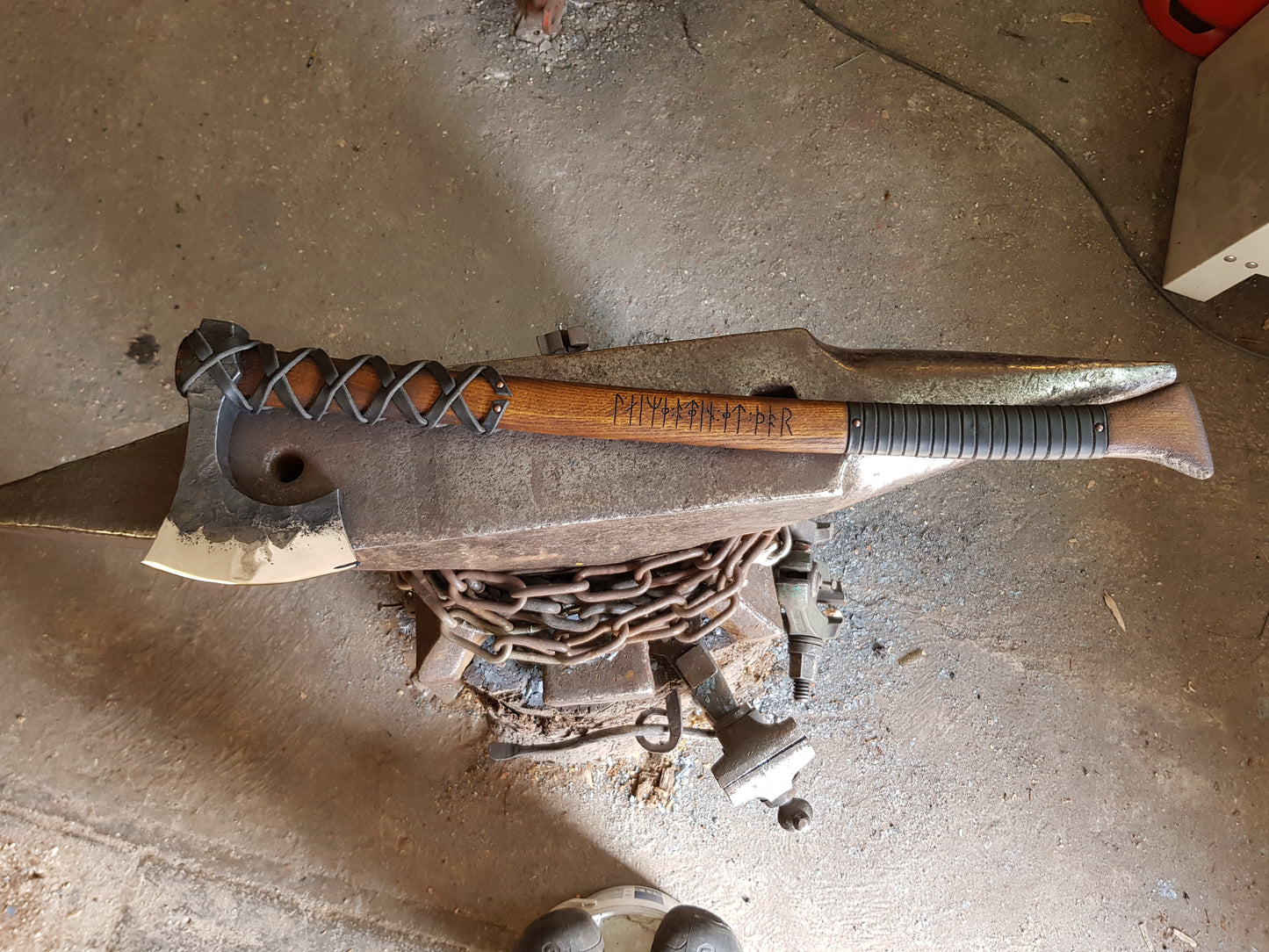 Handgeschmiedete Fantasy Wikinger Bartaxt aus Karbonstahl, mit geschwungenem Schaft und Ledergriff