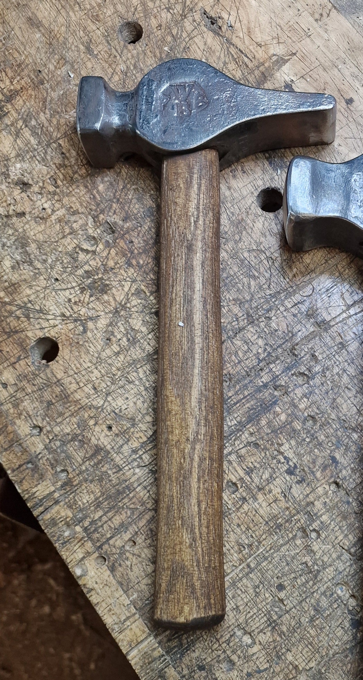 Hand-forged Swedish blacksmith hammer made of C45 carbon steel