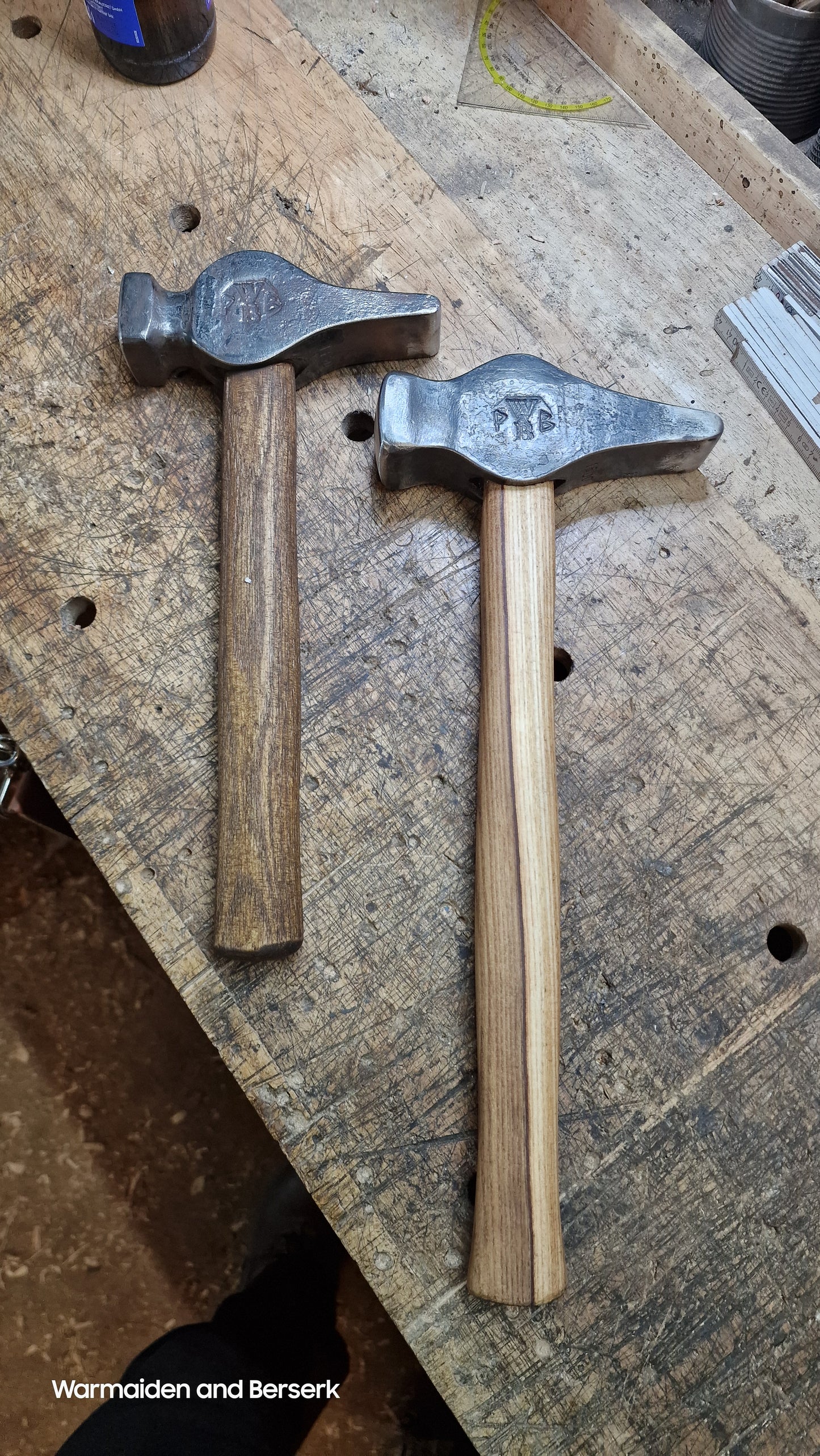 Hand-forged Swedish blacksmith hammer made of C45 carbon steel