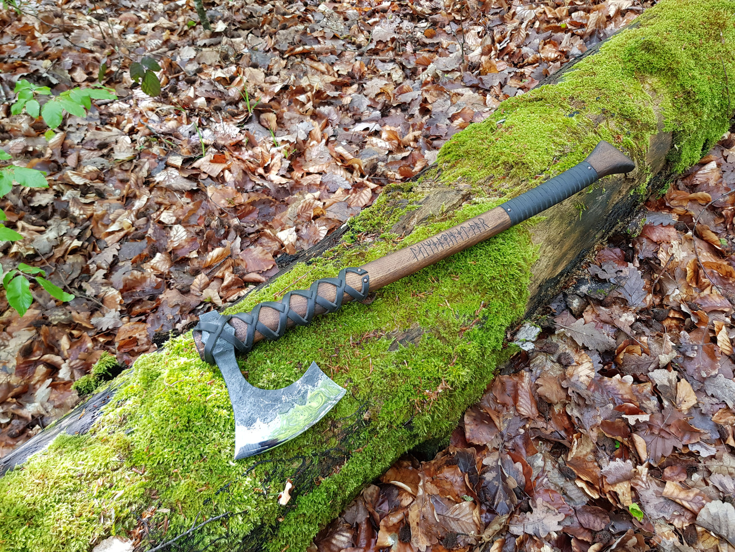 Handgeschmiedete Fantasy Wikinger Bartaxt aus Karbonstahl, mit geschwungenem Schaft und Ledergriff