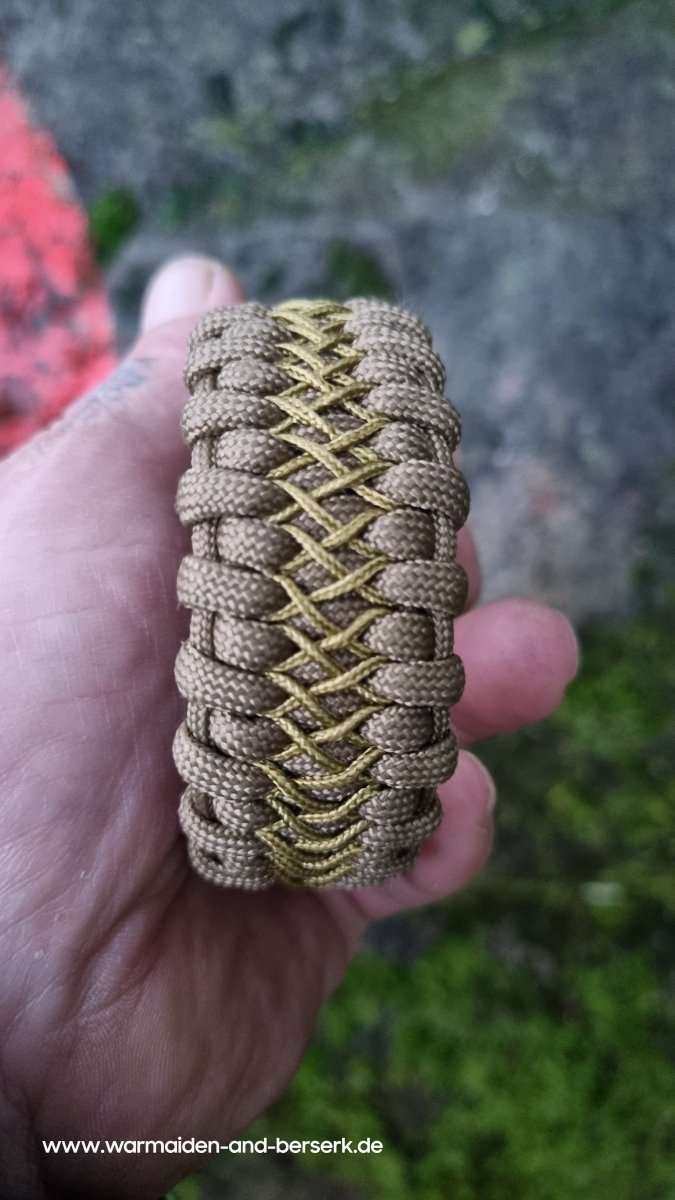Breites Paracord-Armband in Braun mit Bärenkopf Verschluss und Stitch