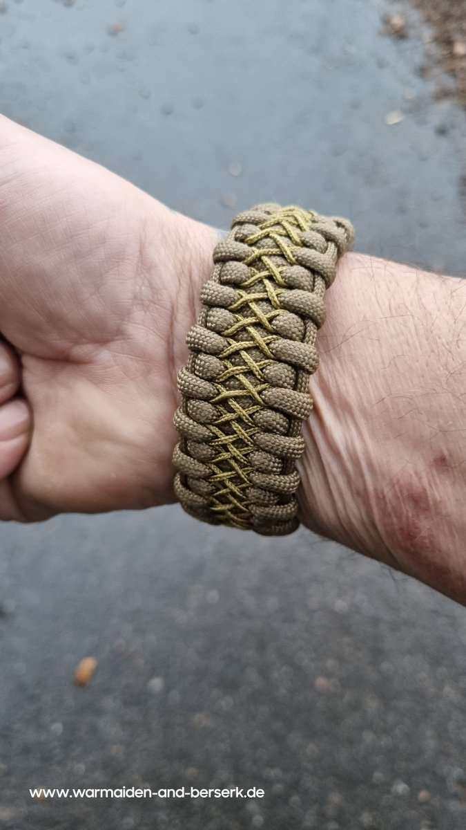 Breites Paracord-Armband in Braun mit Bärenkopf Verschluss und Stitch