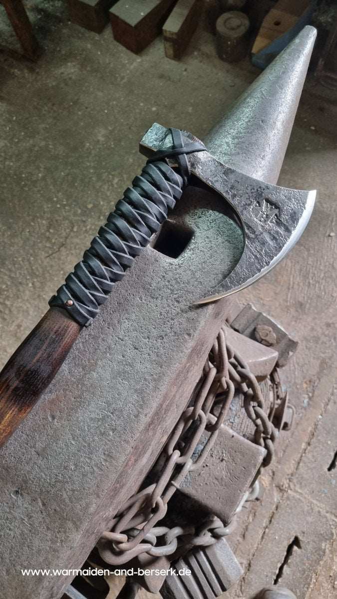 Handgeschmiedete Fantasy Conan Axe "Tauranische Axt" aus Karbonstahl,