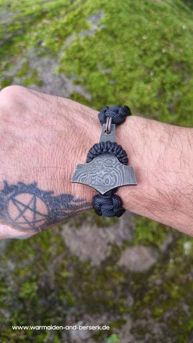 Schwarzes Cobra Knot Paracord Armband mit handgeschmiedetem Damaszener