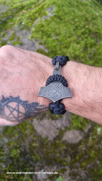 Schwarzes Cobra Knot Paracord Armband mit handgeschmiedetem Damaszener