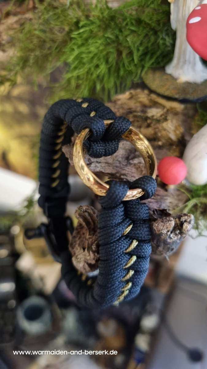 Schwarzes Fishtail Paracord Armband mit dem Herr der Ringe Meisterring