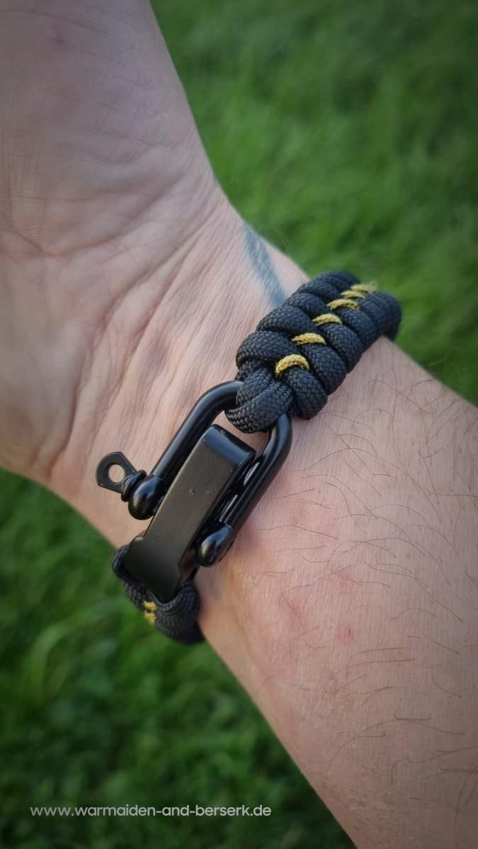 Schwarzes Fishtail Paracord Armband mit dem Herr der Ringe Meisterring