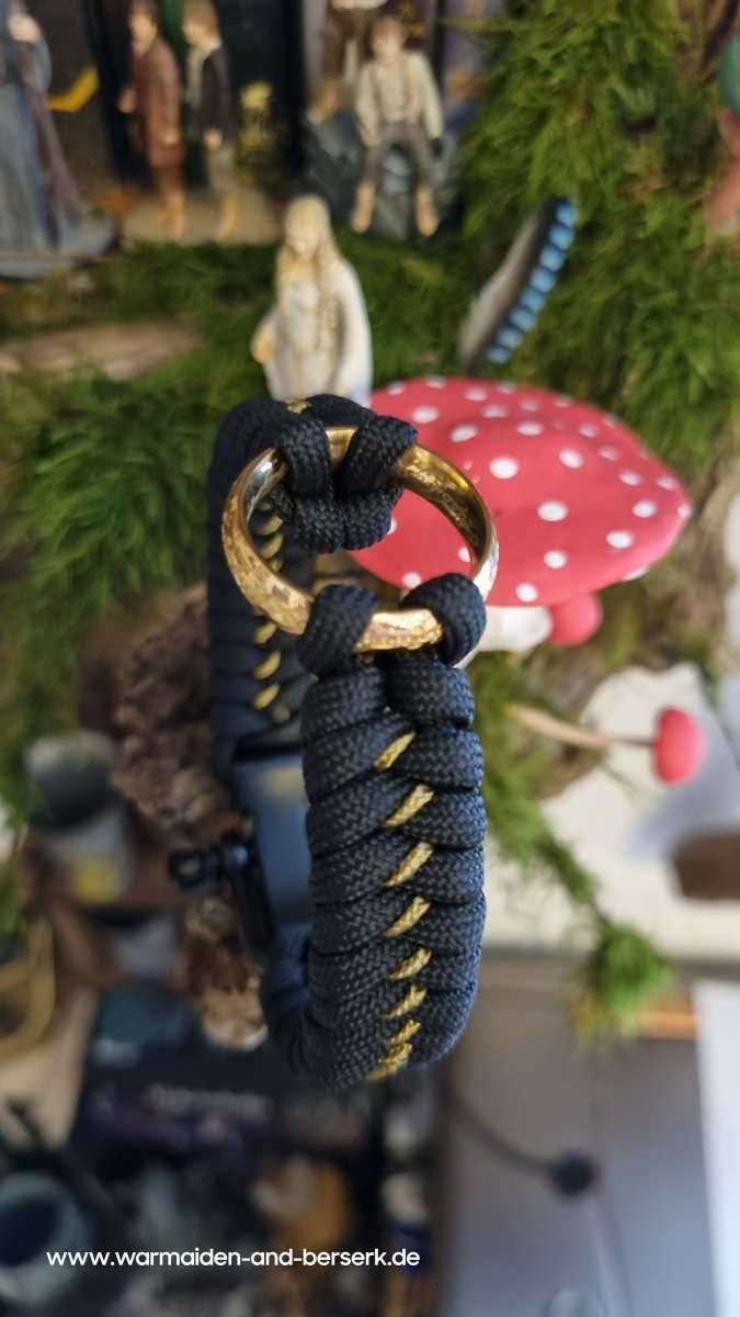 Schwarzes Fishtail Paracord Armband mit dem Herr der Ringe Meisterring