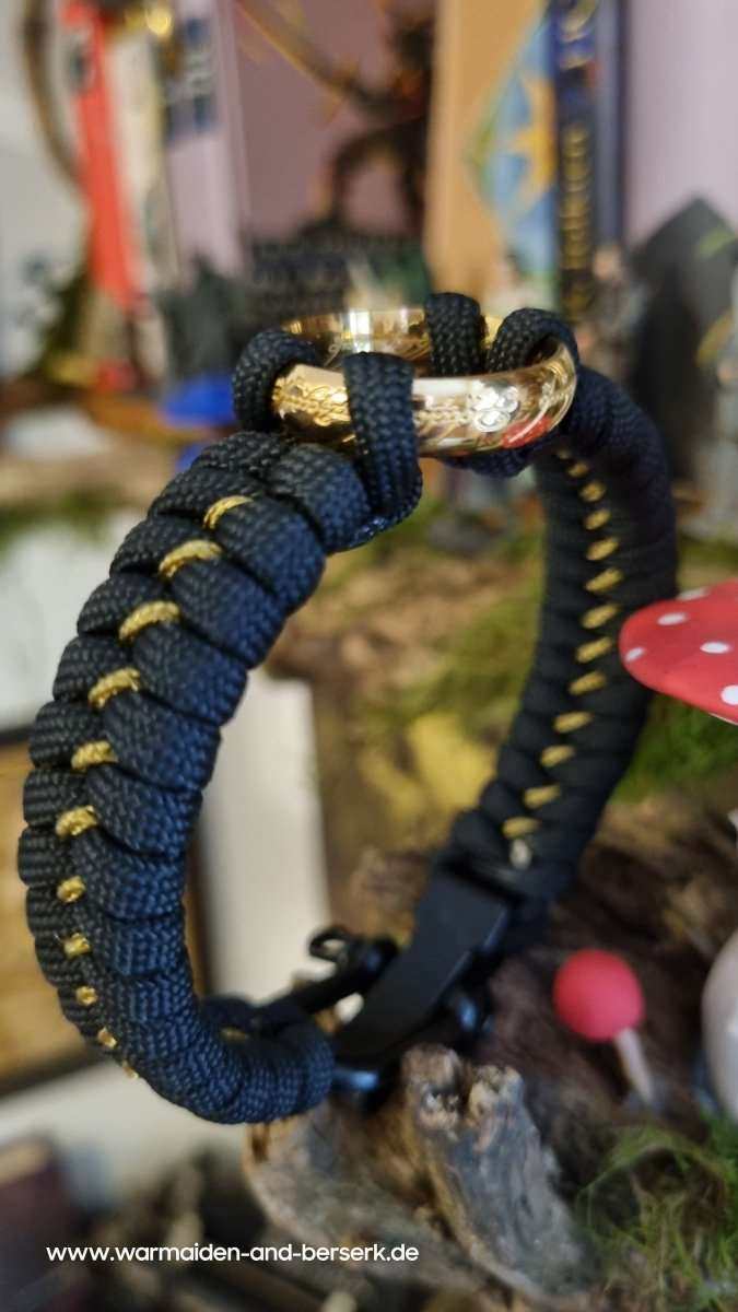 Schwarzes Fishtail Paracord Armband mit dem Herr der Ringe Meisterring