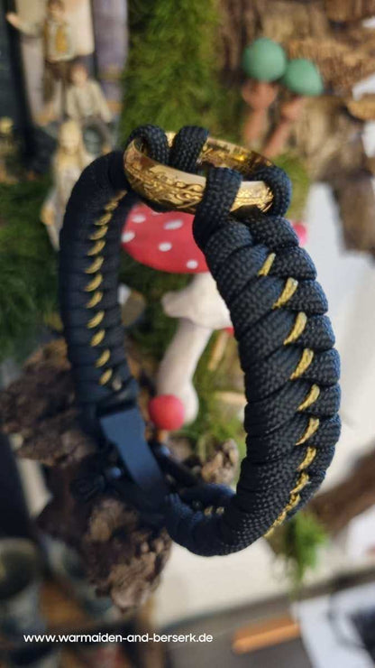 Schwarzes Fishtail Paracord Armband mit dem Herr der Ringe Meisterring