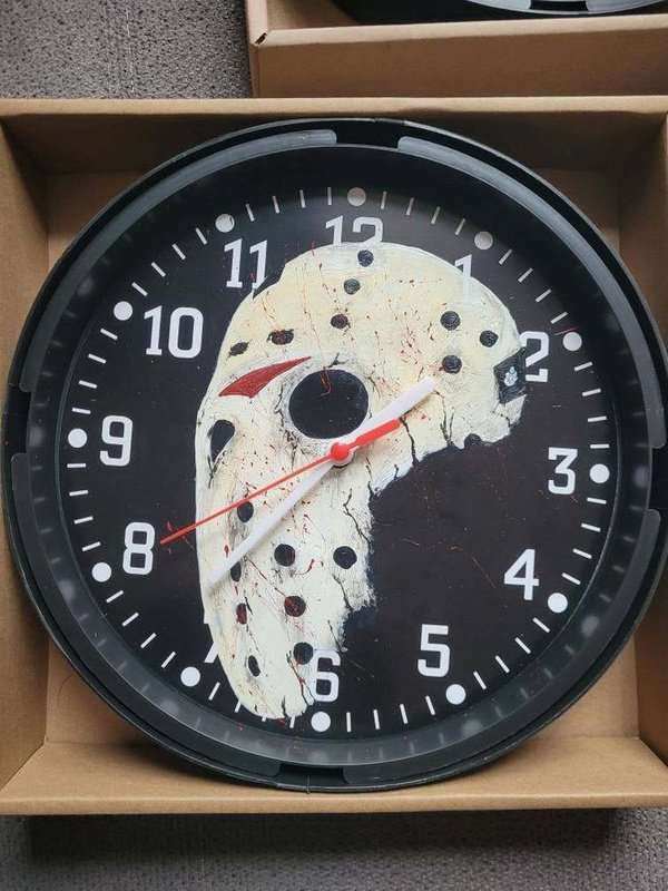 Handbemalte runde Wanduhr mit Jason Voorhees Motiv