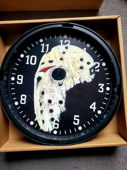 Handbemalte runde Wanduhr mit Jason Voorhees Motiv