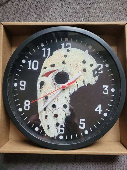 Handbemalte runde Wanduhr mit Jason Voorhees Motiv