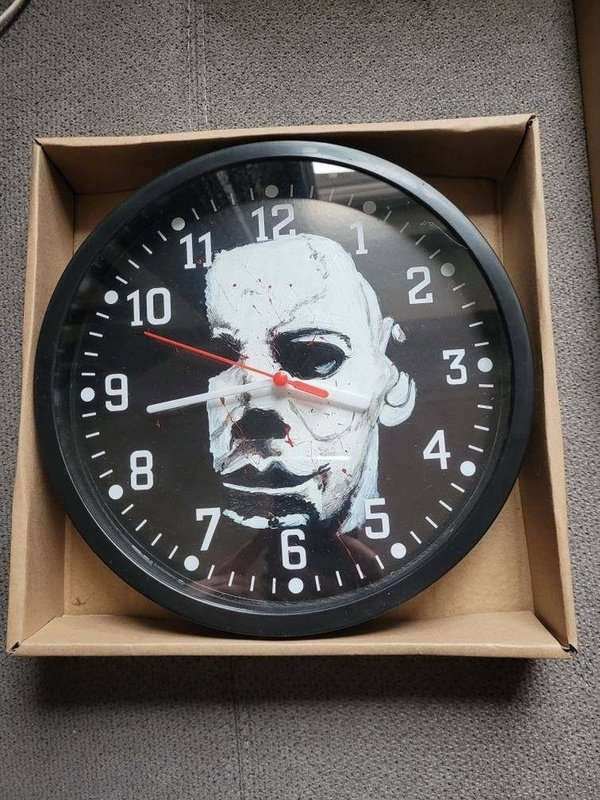 Handbemalte Uhr mit Michael Myers Motiv