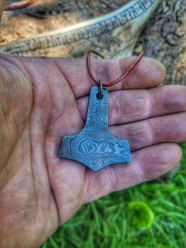 Handgeschmiedeter Mjolnir Anhänger aus Damaszener Stahl