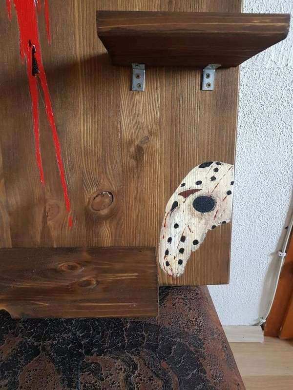 Handgefertigtes Holzdisplay und Regal "Jason Voorhees" mit handbemalte