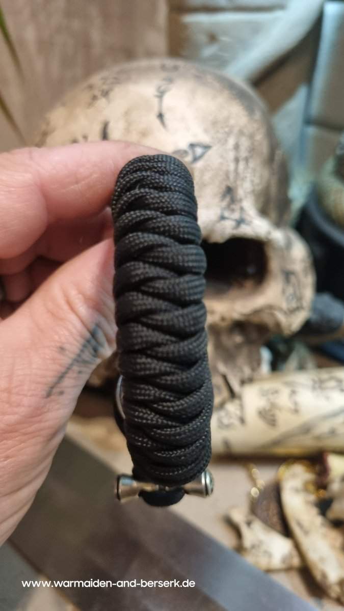 Schwarzes Snake Knot Paracord Armband mit einer Cthulhu Motivperle und