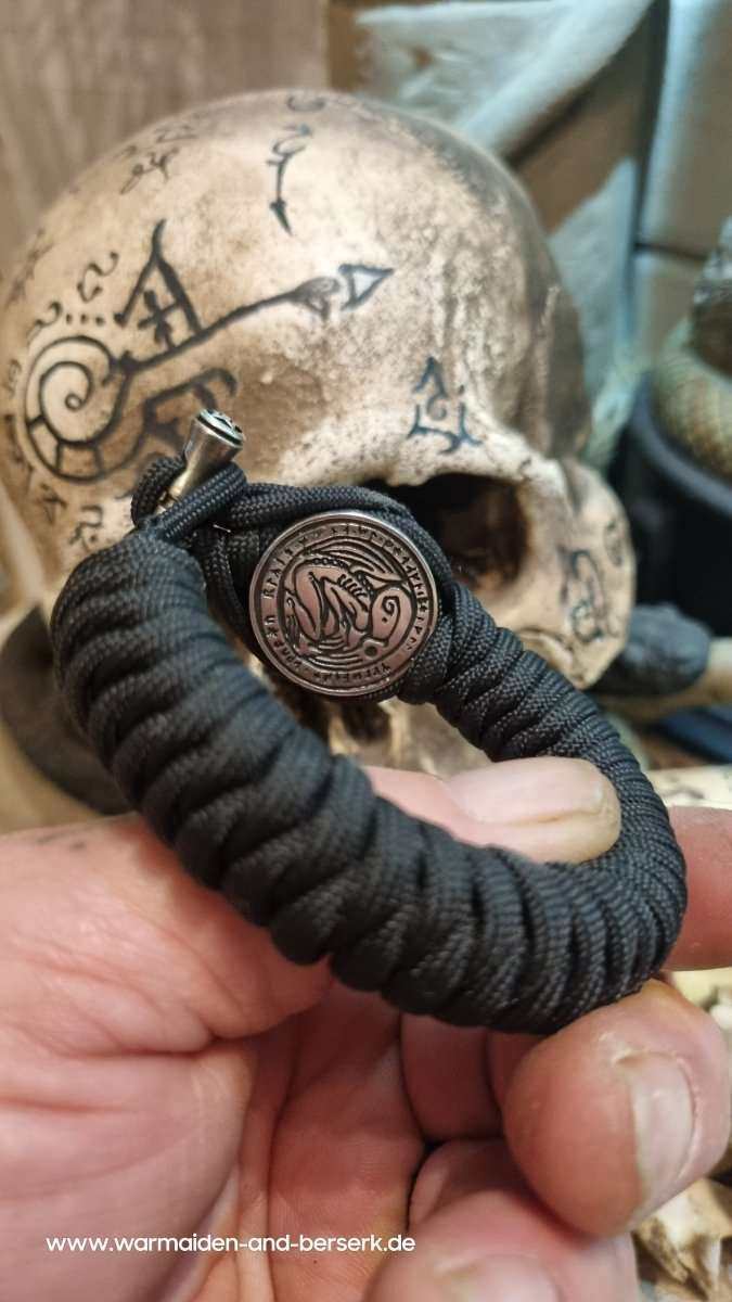 Schwarzes Snake Knot Paracord Armband mit einer Cthulhu Motivperle und