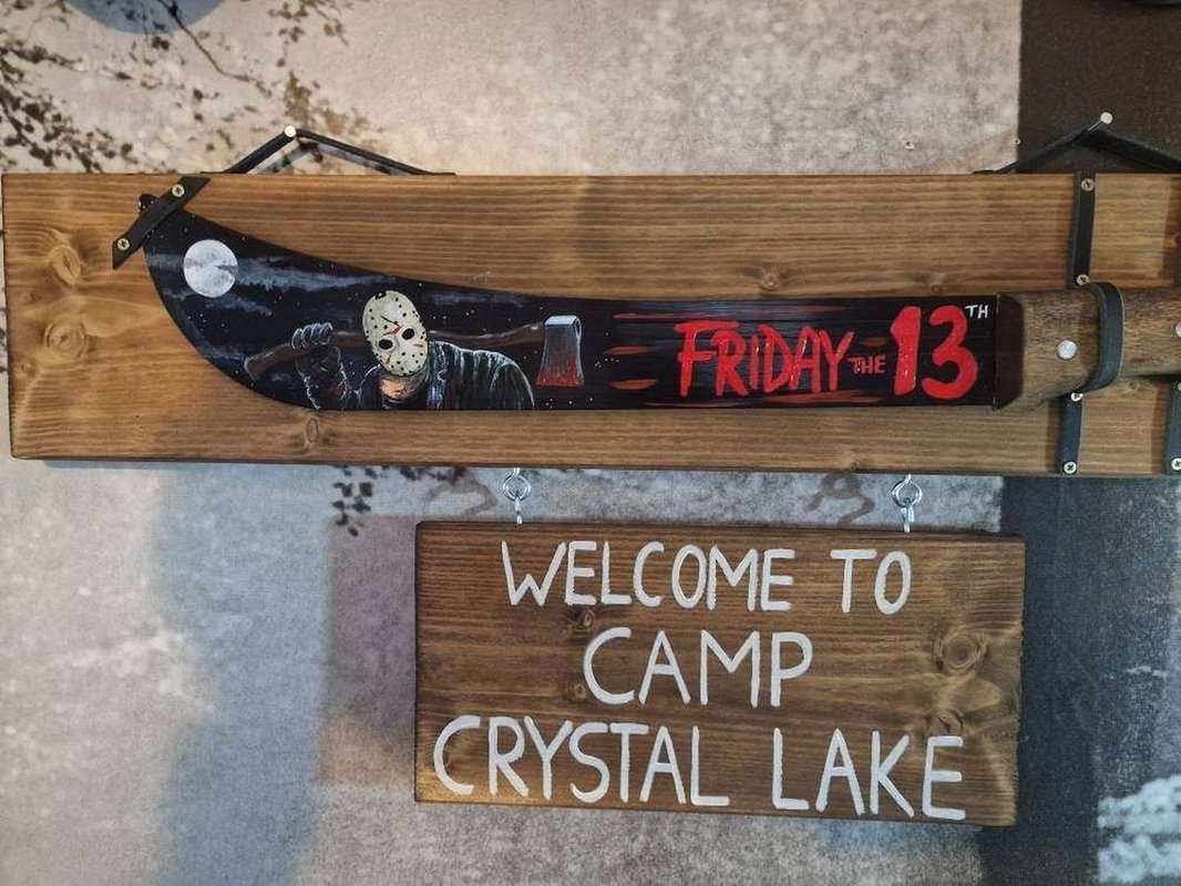 Handbemalte Machete aus Federstahl mit Jason Voorhees Motiv auf Holzdi