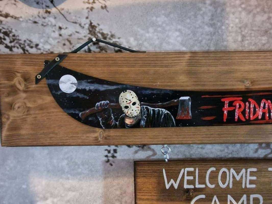 Handbemalte Machete aus Federstahl mit Jason Voorhees Motiv auf Holzdi