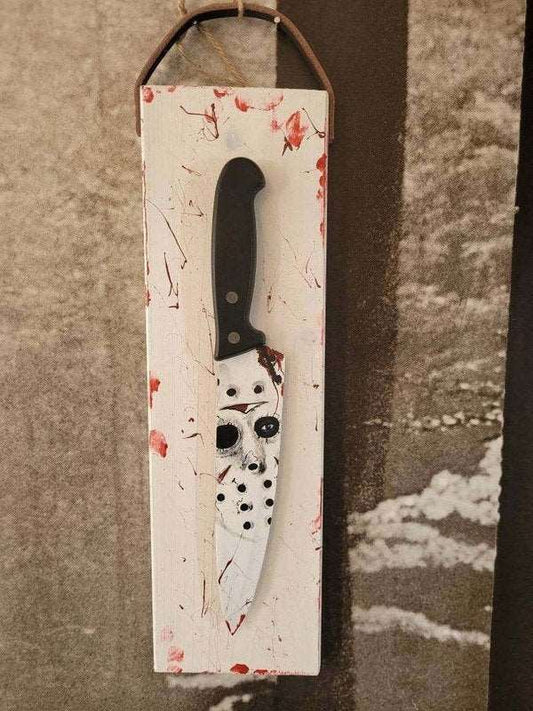 Handgefertigtes Messerdisplay Jason Voorhees mit handbemaltem Messer