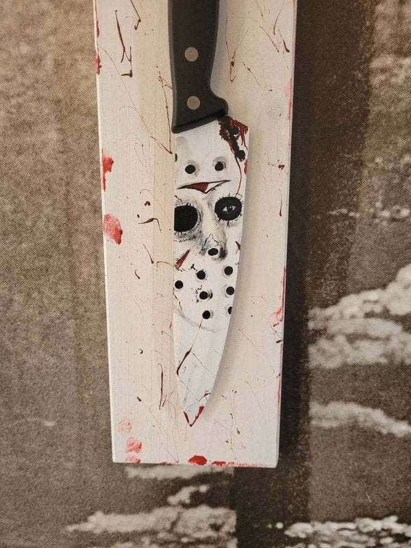 Handgefertigtes Messerdisplay Jason Voorhees mit handbemaltem Messer