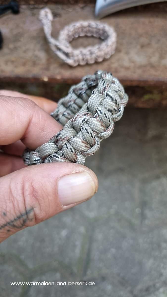 Einfaches Paracord Armband 'Mad Max' in 4 unterschiedlichen Fabgebunge