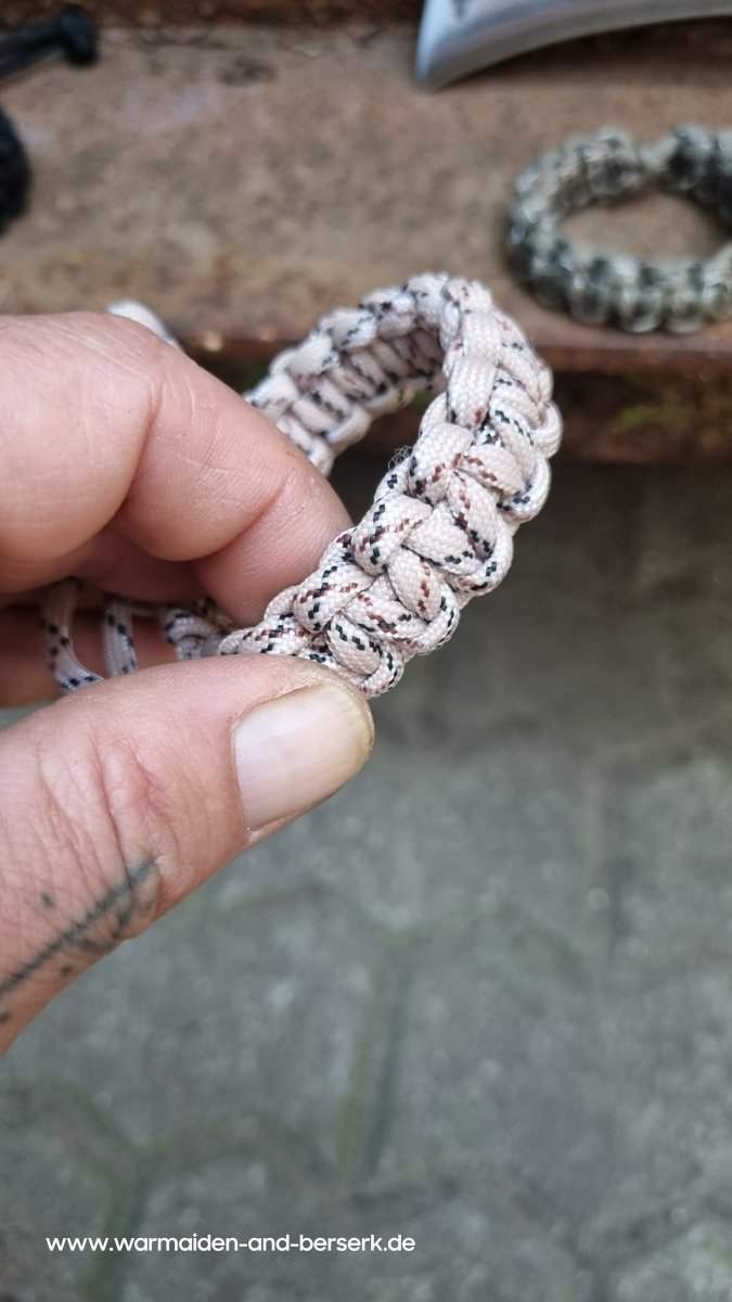 Einfaches Paracord Armband 'Mad Max' in 4 unterschiedlichen Fabgebunge