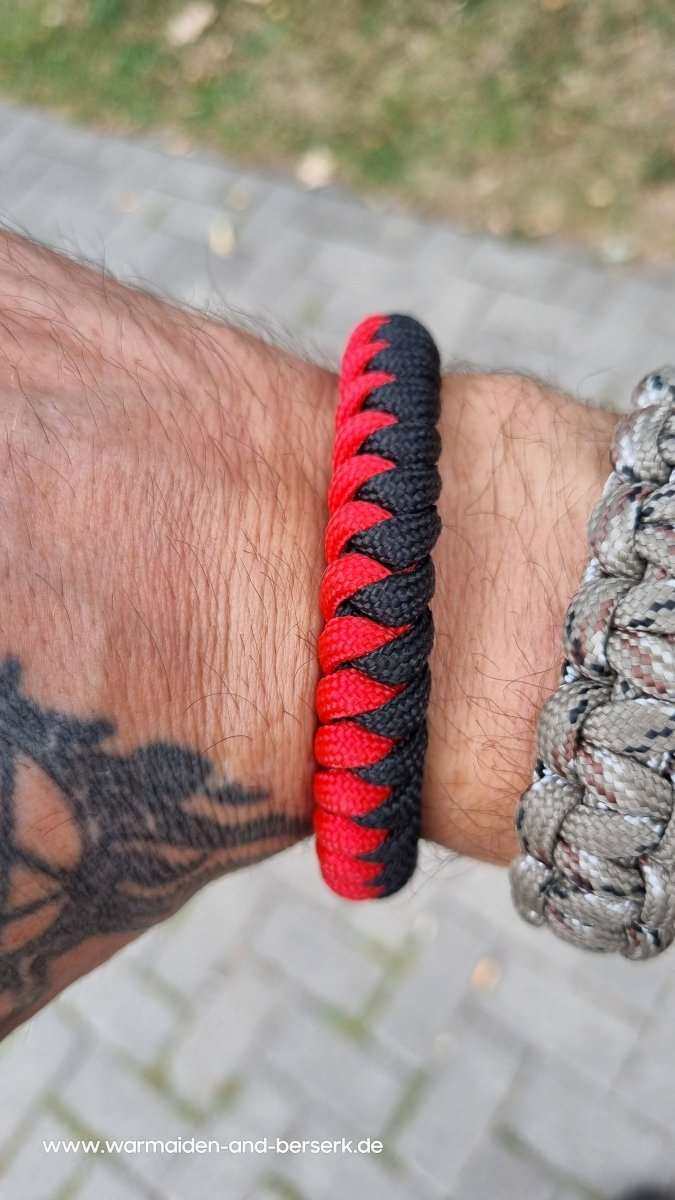 Schwarzrotes Snake Knot Paracord Armband 'Predator', mit Predator Perl