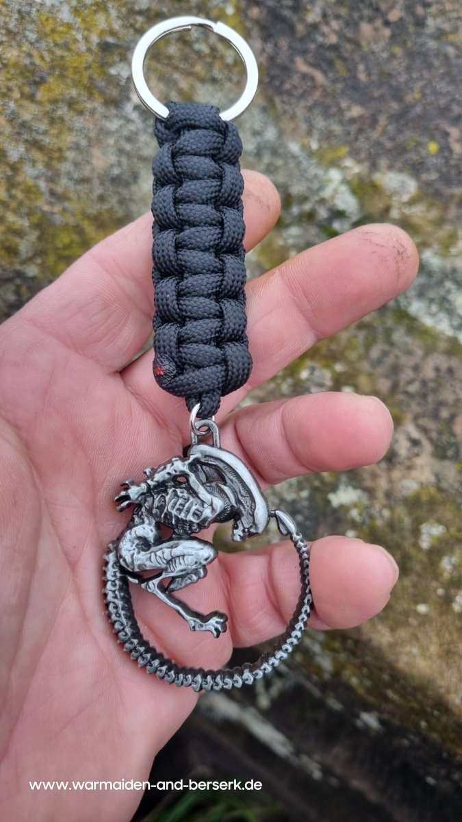 Einfacher Paracord Key Chain mit 'Alien' Anhänger