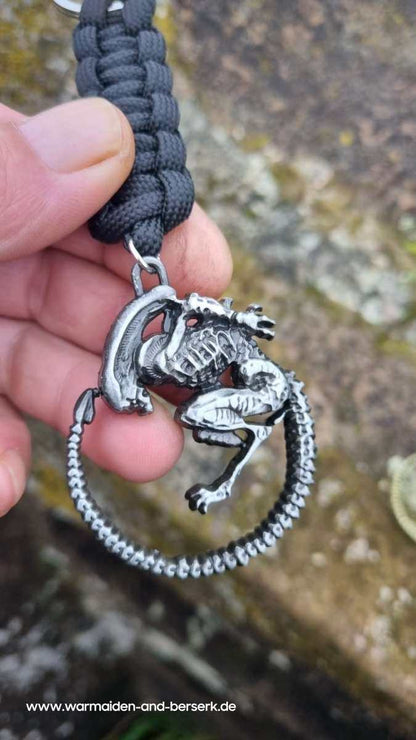 Einfacher Paracord Key Chain mit 'Alien' Anhänger