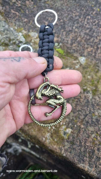 Einfacher Paracord Key Chain mit 'Alien' Anhänger