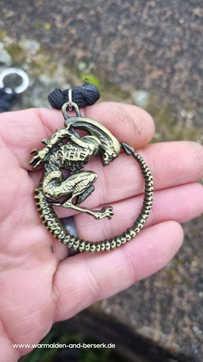 Einfacher Paracord Key Chain mit 'Alien' Anhänger