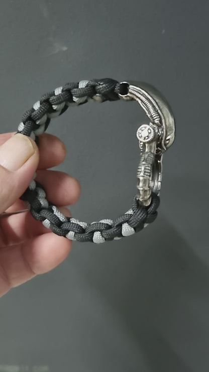 Schwarzgraues Paracord Armband mit ikonischem Xenomorph Verschluss