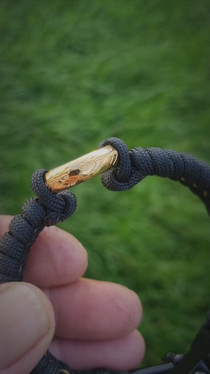 Schwarzes Fishtail Paracord Armband mit dem Herr der Ringe Meisterring im Zentrum