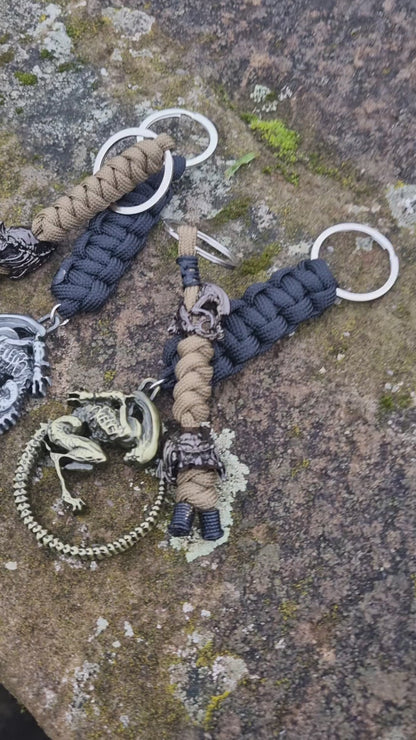 Einfacher Paracord Key Chain mit 'Alien' Anhänger