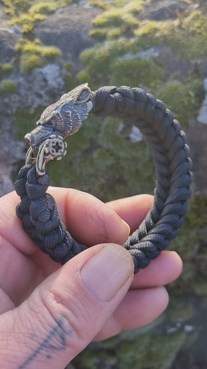 Schwarzes Sanctified Knot Paracord Armband mit Bärenkopf Verschluss