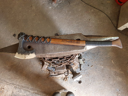 Handgeschmiedete Fantasy Wikinger Bartaxt aus Karbonstahl, mit geschwungenem Schaft und Ledergriff